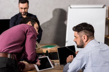 bir şey meslektaşları için tablet üzerinde gösterilen işadamı 