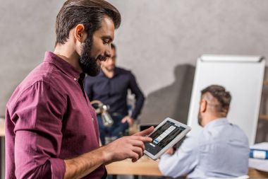 gülümseyen işadamı tablet vasıl LinkedIn sayfa ile seyir 