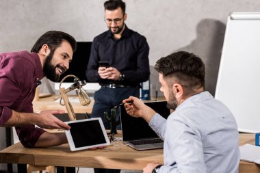 bir şey meslektaşları için tablet üzerinde gösterilen işadamı gülümseyen 
