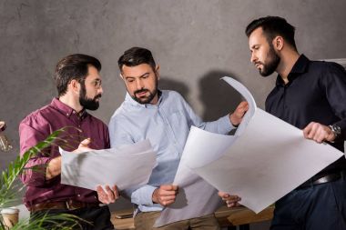 planları seyir ve iş tartışırken mimarlar