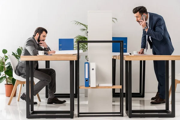 Hombre Negocios Hablando Por Teléfono Inteligente Mesa Oficina — Foto de Stock