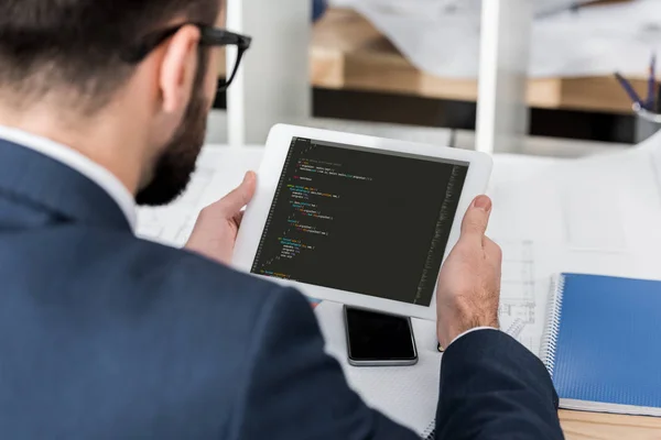 Geschäftsmann Hält Tablet Mit Ladesystem — Stockfoto