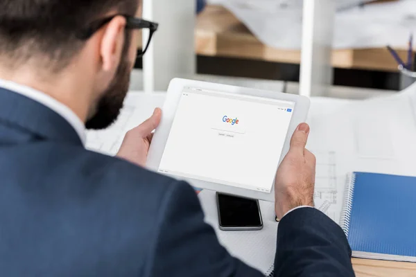 Hombre Negocios Celebración Tableta Con Página Google Cargado — Foto de Stock