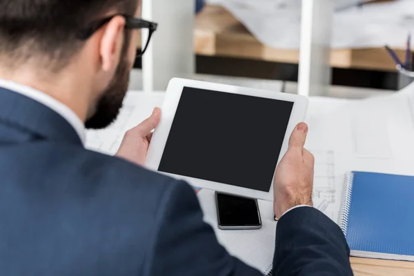 Geschäftsmann Nutzt Tablet Arbeitsplatz — Stockfoto