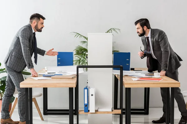 Dos Hombres Negocios Peleando Través Partición Cargo — Foto de Stock