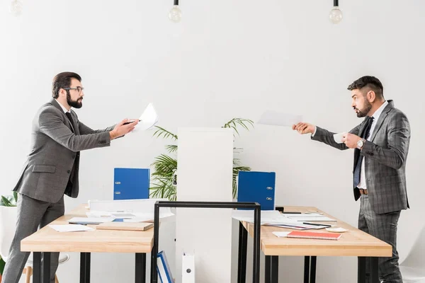 Бізнесмени Сваряться Офісі Показують Документи Один Одному — стокове фото