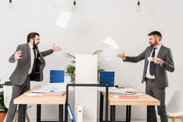 Businessmen Quarreling Office Throwing Documents — Stock Photo, Image