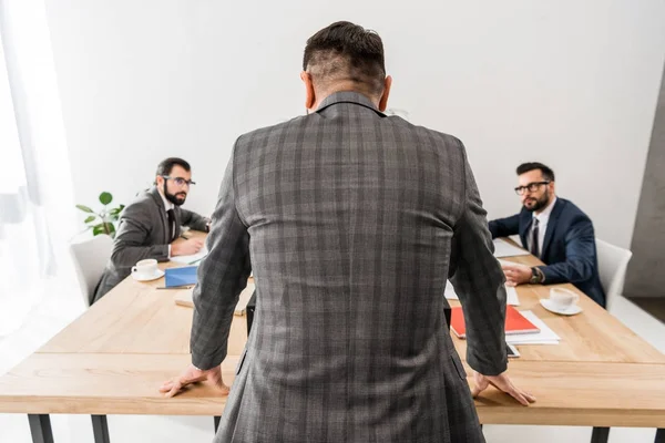 Vista Posteriore Del Team Leader Piedi Guardando Lavoratori — Foto Stock