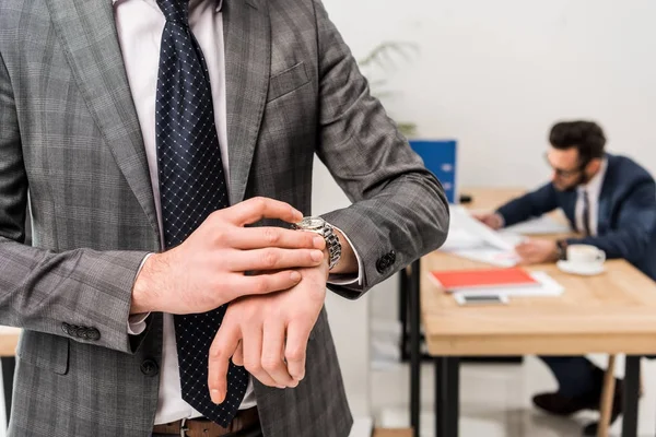 Imagen Recortada Del Líder Del Equipo Mirando Reloj — Foto de stock gratis