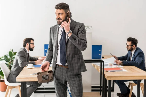 Mosolyogva Beszél Helyhez Kötött Telefon Hivatalban Üzletember — Stock Fotó