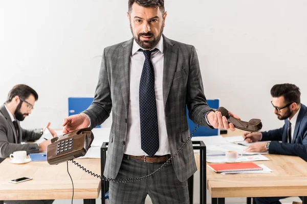 Hombre Negocios Parado Con Teléfono Fijo Oficina — Foto de Stock