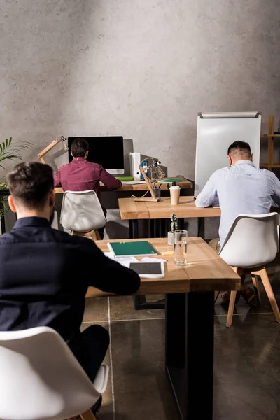 Arkadan Görünüm Office Çalışma Masalarında Oturup Şadamlarından — Ücretsiz Stok Fotoğraf