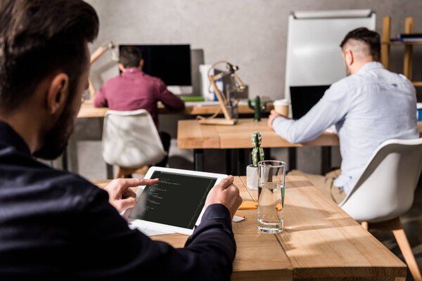 бизнесмен держит планшет с системой загрузки
