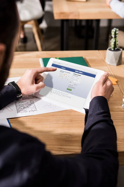 Bijgesneden Afbeelding Van Zakenman Tablet Met Geladen Facebook Pagina Houden — Stockfoto