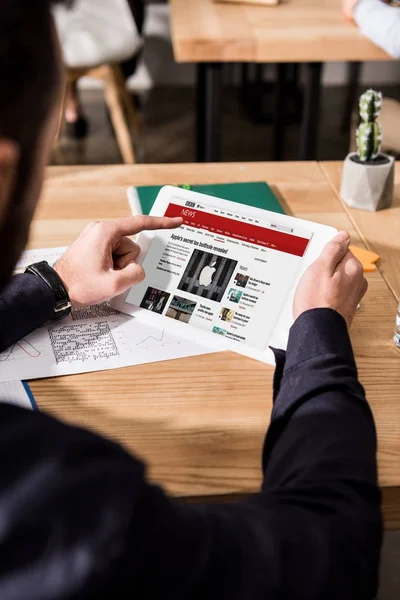 Cropped Image Businessman Holding Tablet Loaded Bbc News Page — Stock Photo, Image