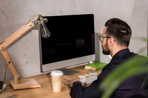 Hombre Negocios Sentado Mirando Computadora Lugar Trabajo —  Fotos de Stock