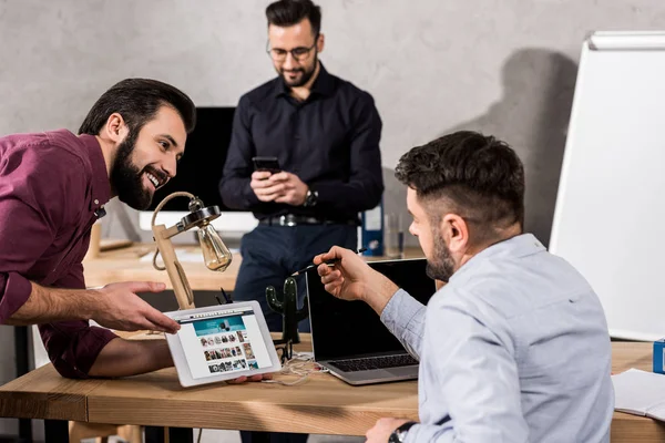 Smiling Businessman Showing Colleagues Amazon Page Tablet — Stock Photo, Image