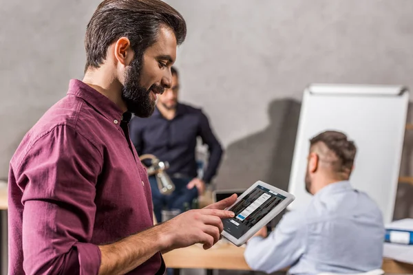 Sonriente Hombre Negocios Mirando Tableta Con Linkedin Página — Foto de Stock