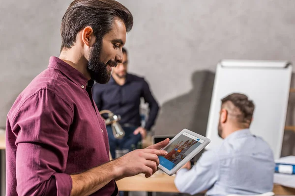 Homme Affaires Souriant Regardant Tablette Avec Page Couchsurfing — Photo