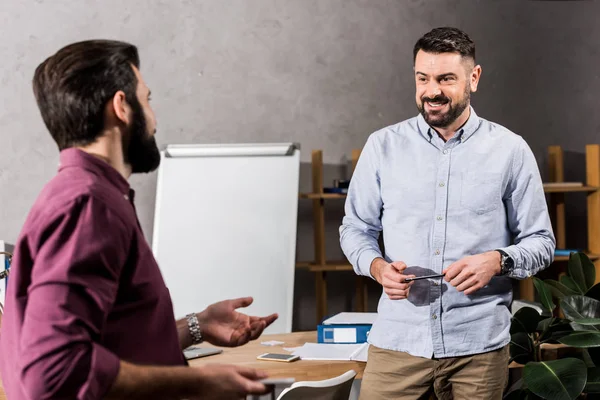 Hommes Affaires Souriants Parlant Sur Lieu Travail — Photo