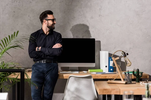 Hombre Negocios Sonriente Con Las Manos Cruzadas Apoyadas Mesa Oficina — Foto de Stock