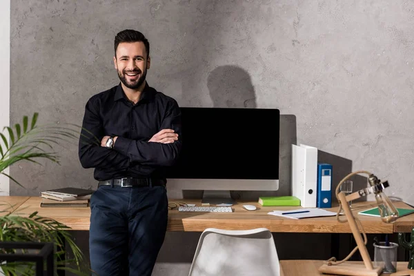 Hombre Negocios Sonriente Con Las Manos Cruzadas Apoyadas Mesa Oficina — Foto de Stock