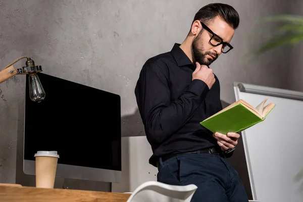 Doordachte Zakenman Permanent Het Lezen Boek Kantoor — Stockfoto