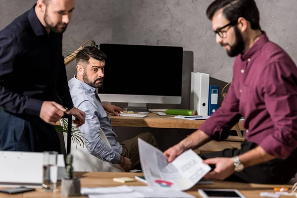 Knappe Zakenman Nemen Documenten Uit Werktafel — Stockfoto