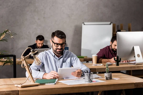 Sonriente Guapo Hombre Negocios Sosteniendo Tableta — Foto de stock gratuita