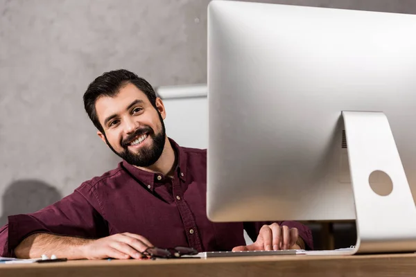 Sonriente Hombre Negocios Sentado Computadora Oficina — Foto de Stock