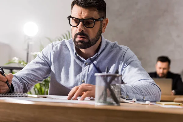 Bell Uomo Affari Che Scrive Qualcosa Quaderno Tavolo Lavoro — Foto Stock