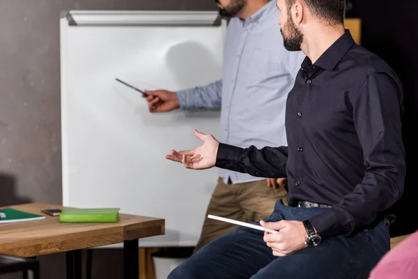 Image Recadrée Hommes Affaires Discutant Quelque Chose Près Tableau Feuilles — Photo