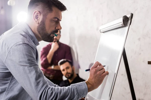 Homme Affaires Écrivant Quelque Chose Sur Tableau Feuilles Mobiles Dans — Photo