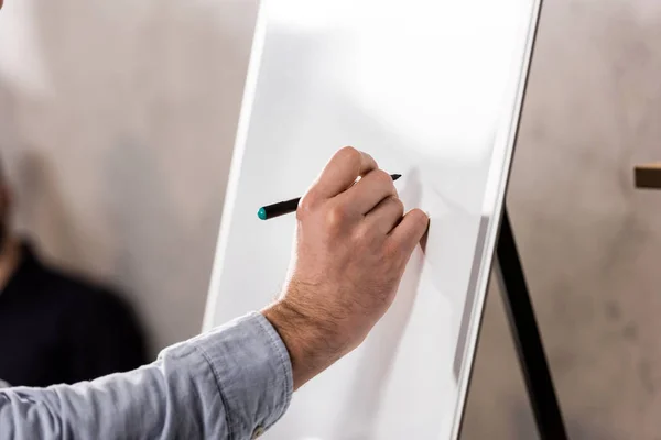 Abgeschnittenes Bild Eines Geschäftsmannes Der Etwas Auf Flipchart Schreibt — Stockfoto