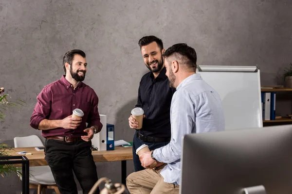 微笑的生意人在办公室喝咖啡休息时谈话 — 图库照片