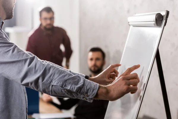 Biznesmen Wskazując Coś Flipchart Biurze — Zdjęcie stockowe