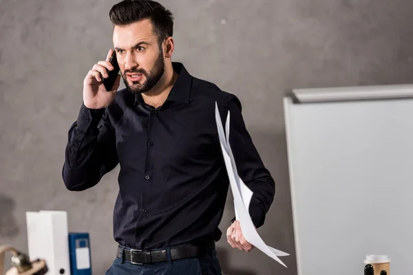 Arquitecto Irritado Sosteniendo Planos Hablando Por Teléfono Inteligente —  Fotos de Stock