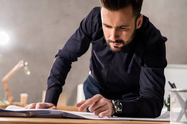 Knappe Architect Blauwdrukken Kijken Tafel — Stockfoto