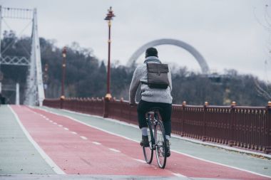 şık adam binicilik bisiklet sonbahar gün yaya köprüsü üzerinde
