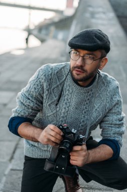 vintage film kamera açık havada olan yakışıklı yetişkin adam