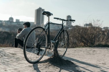 kırsal yolda oturma ve city adlı arıyorsunuz bisiklet ile yetişkin adam
