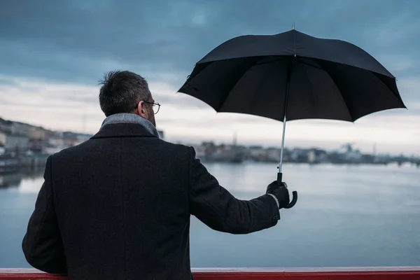 Baksidan Ensam Man Med Paraply Står Bron — Stockfoto