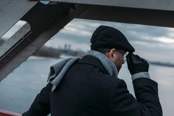 Elegante Uomo Adulto Piedi Sul Ponte Guardando Altrove — Foto stock gratuita