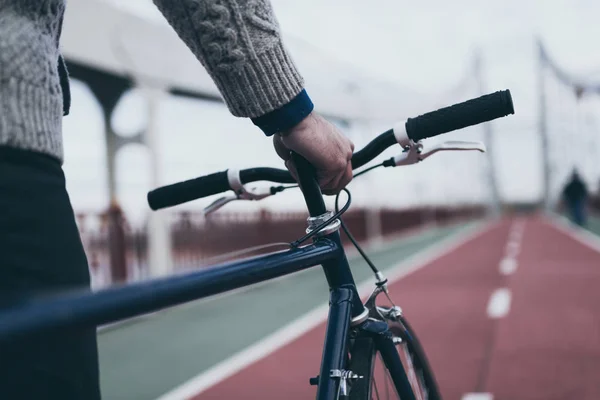 Mann Mit Fahrrad Auf Fußgängerbrücke Angeschossen — Stockfoto