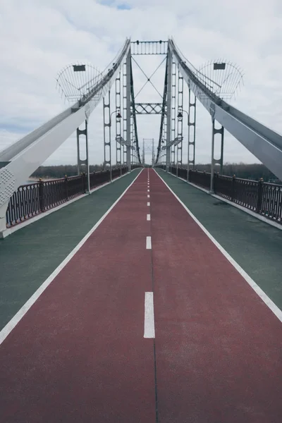 Jembatan Pejalan Kaki Kosong Pada Hari Musim Gugur Berawan — Stok Foto