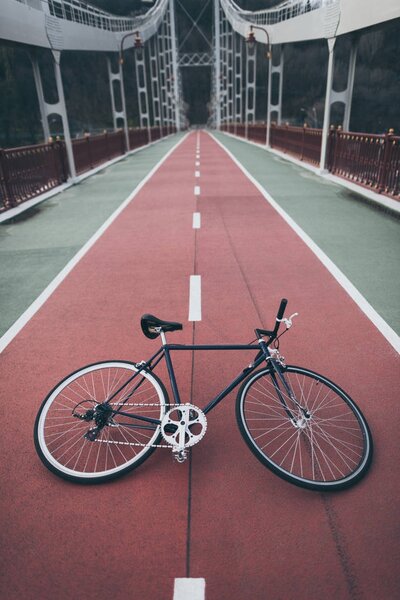 винтажный велосипед на пешеходном мосту
