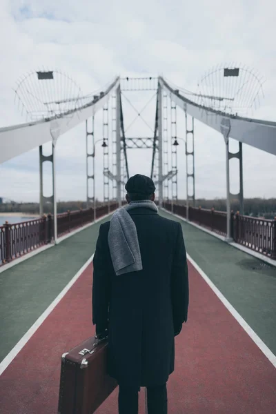 Πίσω Όψη Του Ανθρώπου Βαλίτσα Στέκεται Στη Γέφυρα Πεζών — Φωτογραφία Αρχείου