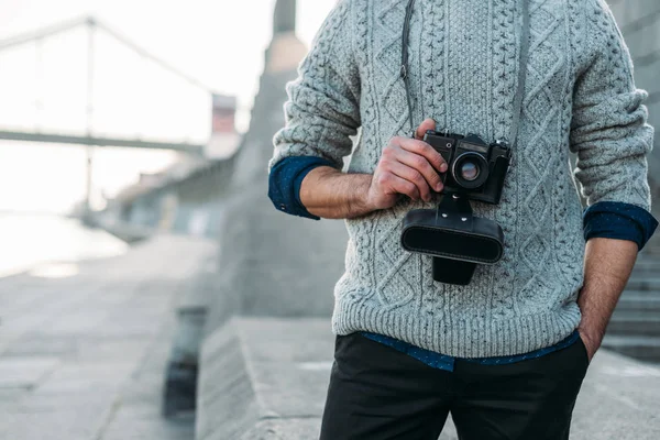 Schnappschuss Eines Mannes Stylischen Pullover Mit Vintage Filmkamera Freien — Stockfoto