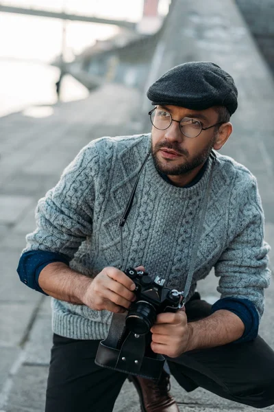 Schöner Erwachsener Mann Mit Vintage Filmkamera Freien — kostenloses Stockfoto