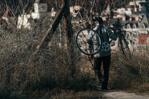 Mann Mit Fahrrad Auf Landstraße Unterwegs — kostenloses Stockfoto